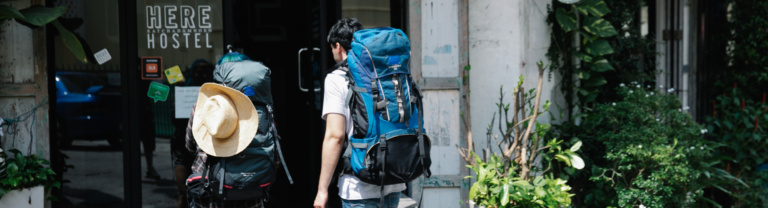 Kaksi ihmistä menossa sisään hostelliin