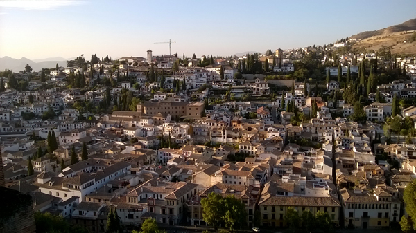 Alhambran puutarhasta avautuu huikea näkymä Gordoban kaupunkiin.
