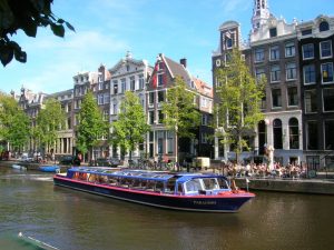 Stayokay-Amsterdam-Stadsdoelen-canal