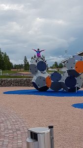 Hostellijärjestön järjestöreissaaja Kalajoen leikkipuistossa.