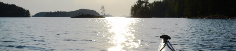 Suomen Hostellijärjestön Hostellireissaaja Upe Nykänen Linnansaaren Ekohostellissa.