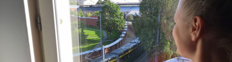 Hostellireissaaja Sanna Lehtosalo Eurohostelissa Helsingissä