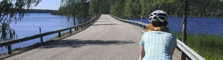 Hostellireissaaja Meeri Kukkola pyöräreissulla Puumalassa