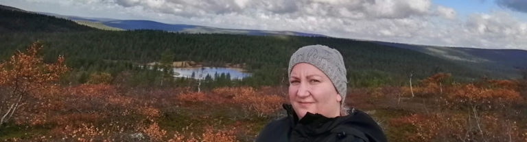 Hostellijärjestön Hostellireissaaja Tiina Salonen Saariselällä ja Hostel Ahopäässä.