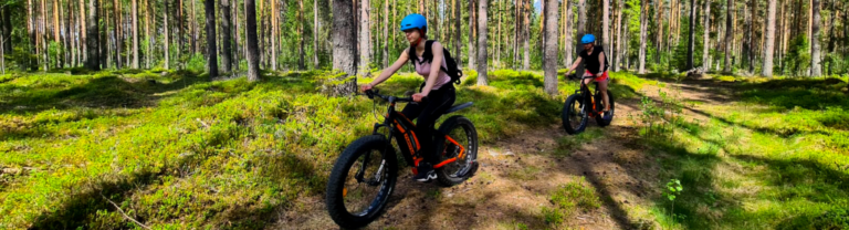 Fat bike pyöräilijä metsässä Nuorisokeskus Marttisissa