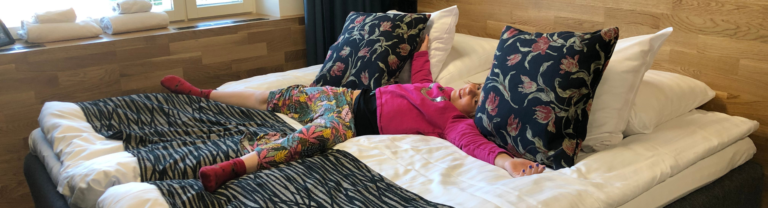 Rauha loikoilee Time Roomsin sängyllä