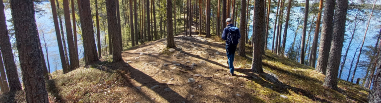 Retkeilijä Leivonmäen kansallispuistossa
