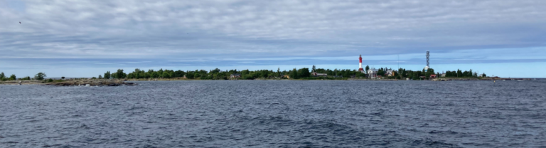 Tankarin saari mereltä päin.