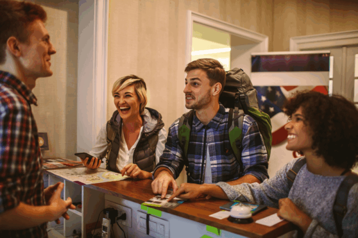 Matkailijoita hostellin vastaanotossa