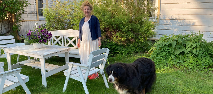 Oili Marski ja Rosa-koira kartanon edustalla