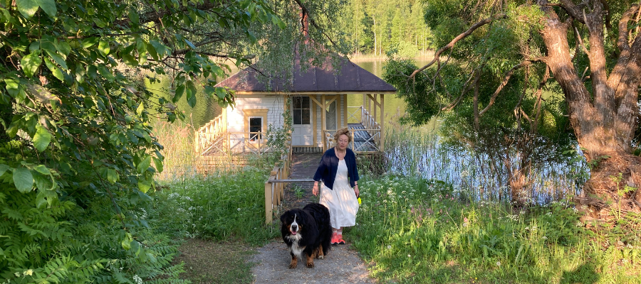 Korholan emäntä ja Rosa-koira saunapolulla