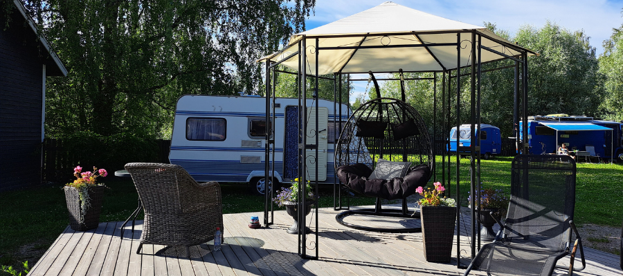 Asuntovaunu hostellin pihassa