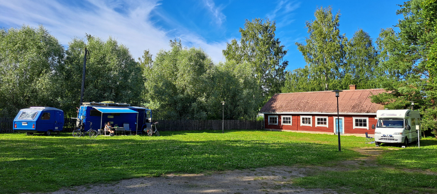 Hostellin pihapiiriä