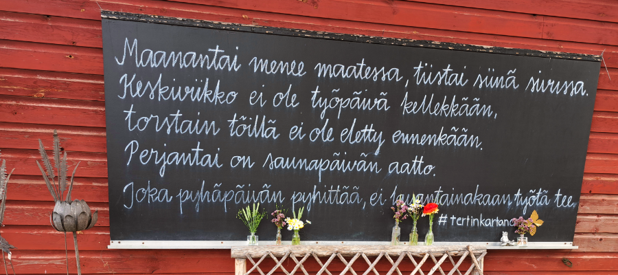 Seinäkyltti, jossa on Tertin kartanon päiväjärjestys