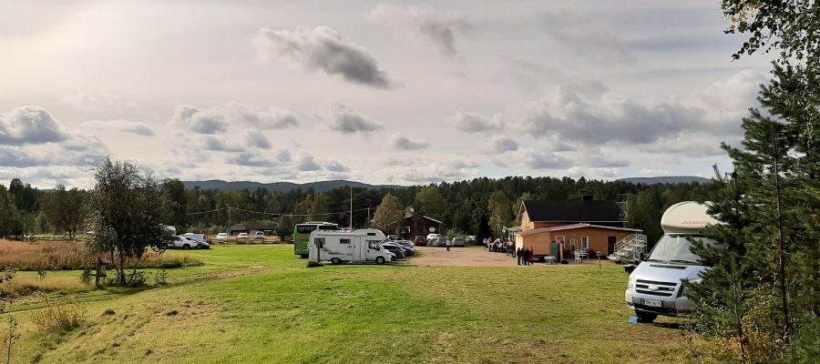 Lemmenjoen pihaa. Pihalla on asunto-autoja.