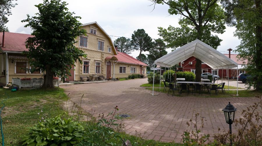 Kartano hostellin pihapiiri