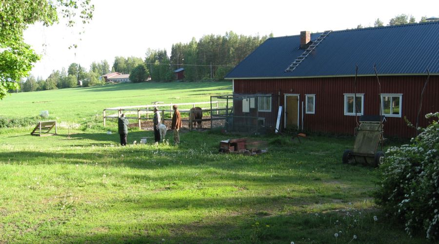 Koskelan lomatalon pihapiiri