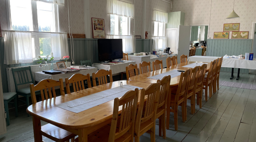 Pitkä keittiöpöytä