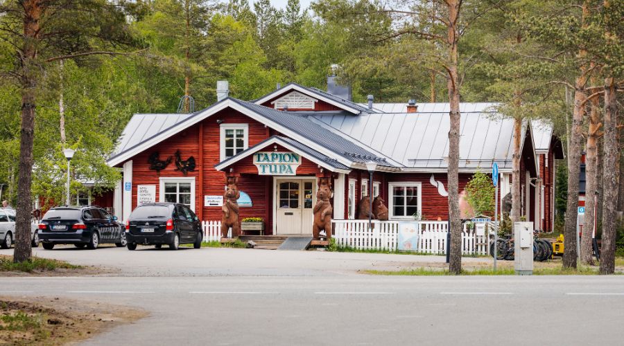 Tapion Tuvan päärakennus ulkoa päin.