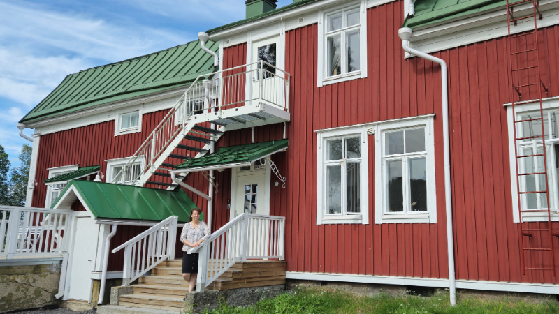 Hostellin omistaja Sabina hostellin ulkoportailla