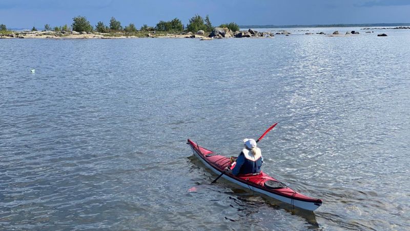 Hostellireissaaja melomassa