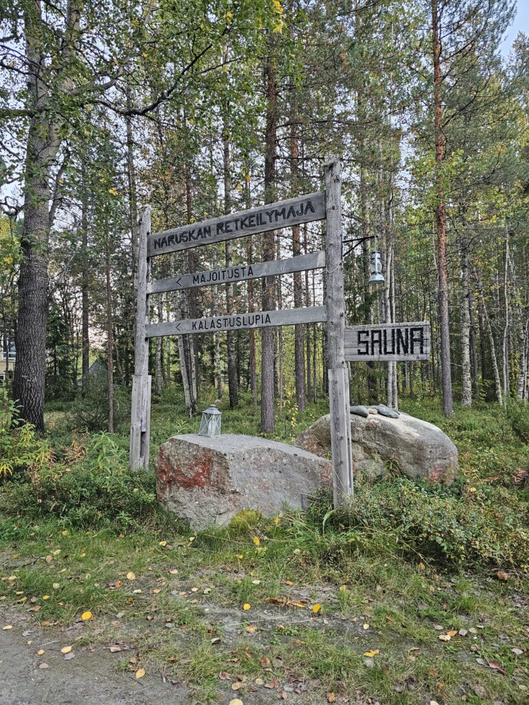 Opastuskyltti Naruskan pihalla