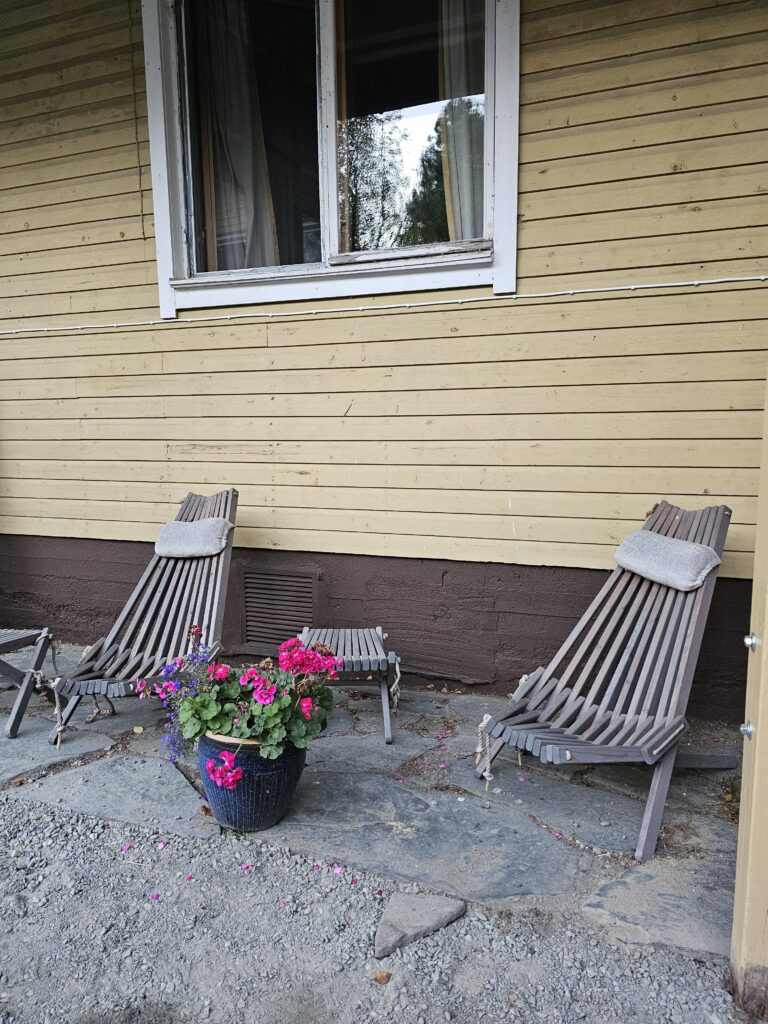 Kaksi tuolia hostellin seinustalla ulkona.