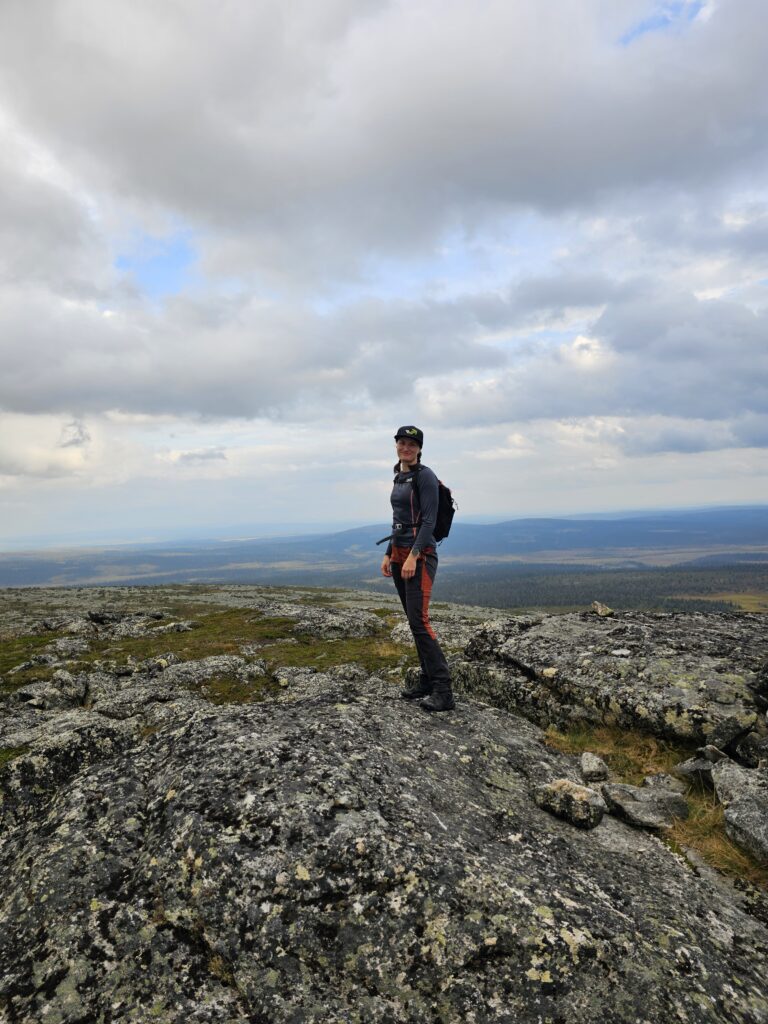 Hostellireissaaja tunturin huipulla.