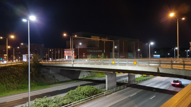 Iiris-keskus iltahämärässä