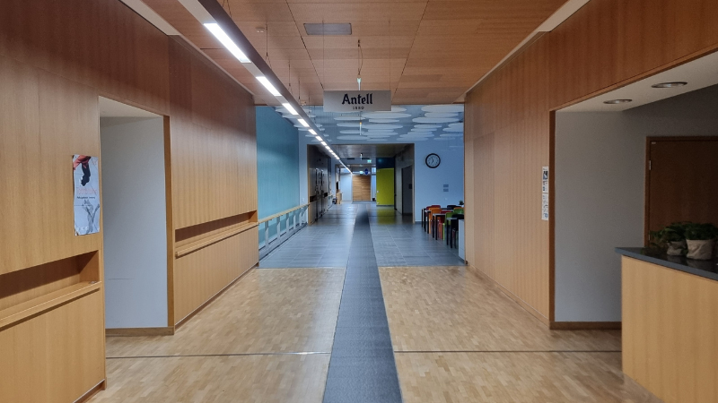 Iiris-keskuksen sisääntulokerroksen käytävää