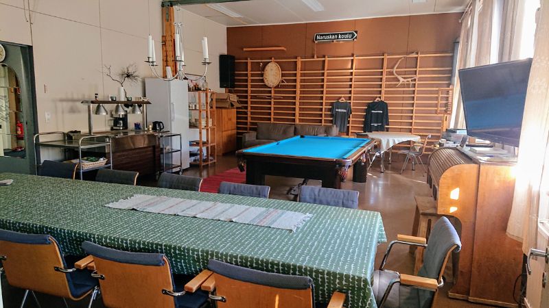 Yhteinen oleskelutila, jossa on biljardipöytä.