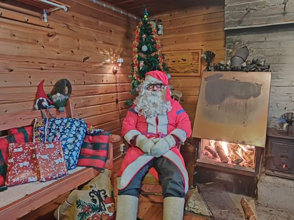 Sodankylässä sijaitsevan Hostel Visatuvan isäntä Janne Sammalkangas toimi Joulupukkina.