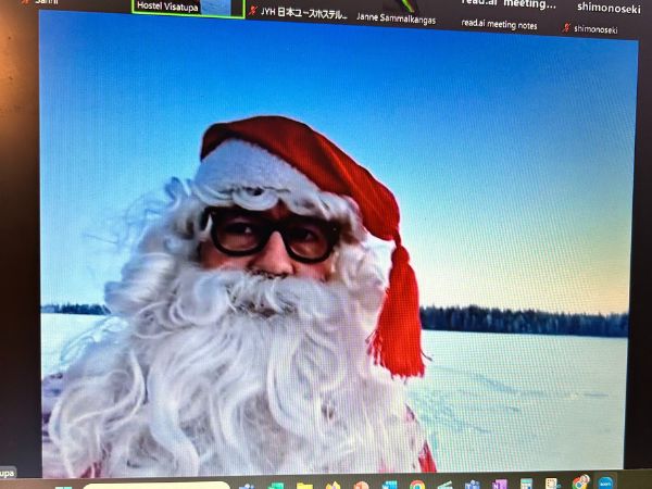 Joulupukki ja luminen maisema