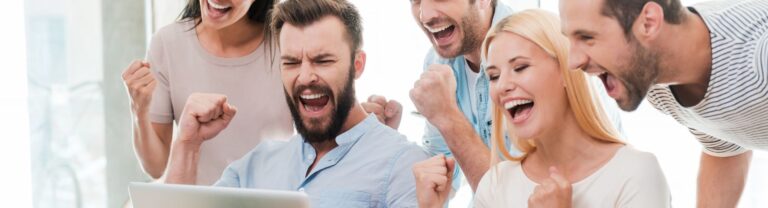 Kuvituskuva, jossa viisi ihmistä katsoo tietokonetta ja tuulettaa käsillä.