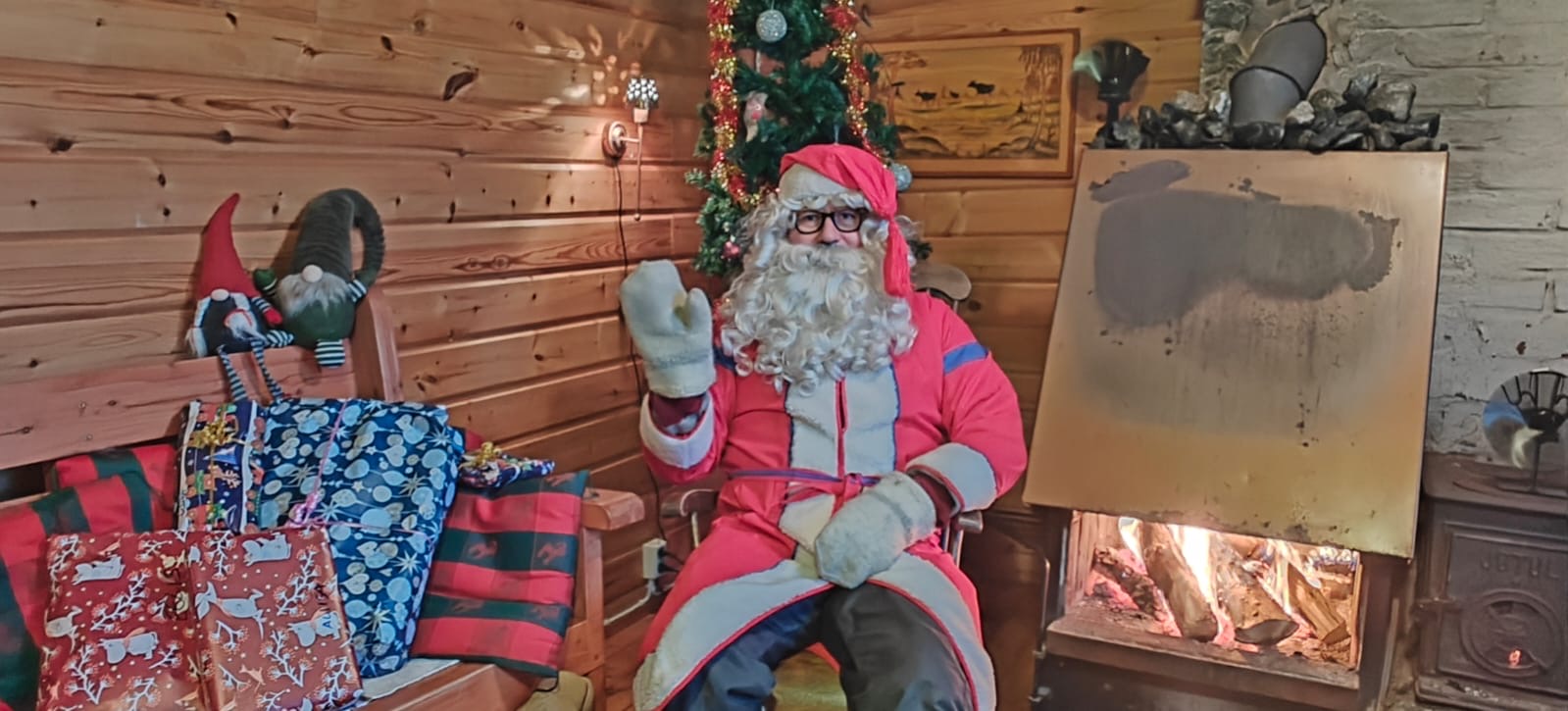 Sodankylässä sijaitsevan Hostel Visatuvan isäntä Janne Sammalkangas toimi Joulupukkina.