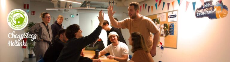 Asiakkaita CheapSleepin yhteisessä tilassa