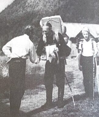 50-luvun retkeilyä Lapissa. Kuvassa Bjarne Lampén poikineen saapumassa retkeilymajalle.