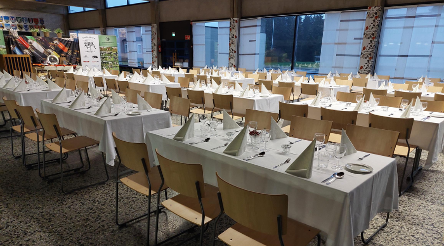 Ravintola, jossa valkoinen kattaus