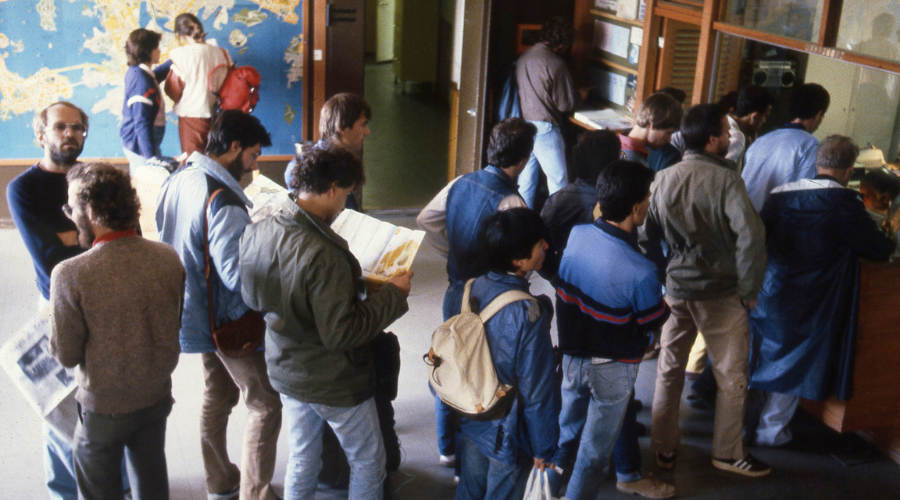Kansainvälisiä matkailijoita Stadion Hostelin respassa