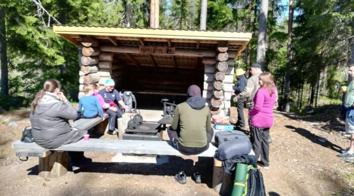 Retkeilijöitä laavulla