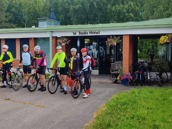 Pyöräilijöitä Jaala Hotel Guesthousen edessä