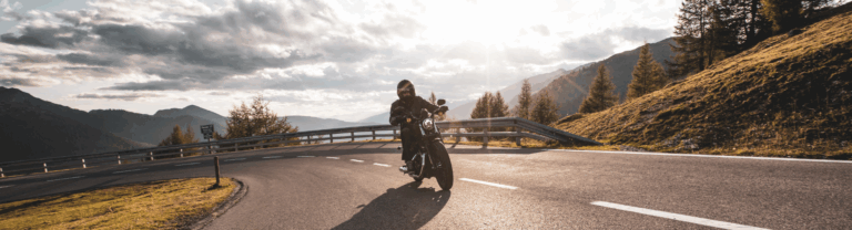 Motoristi ajamassa tunturimaisemissa