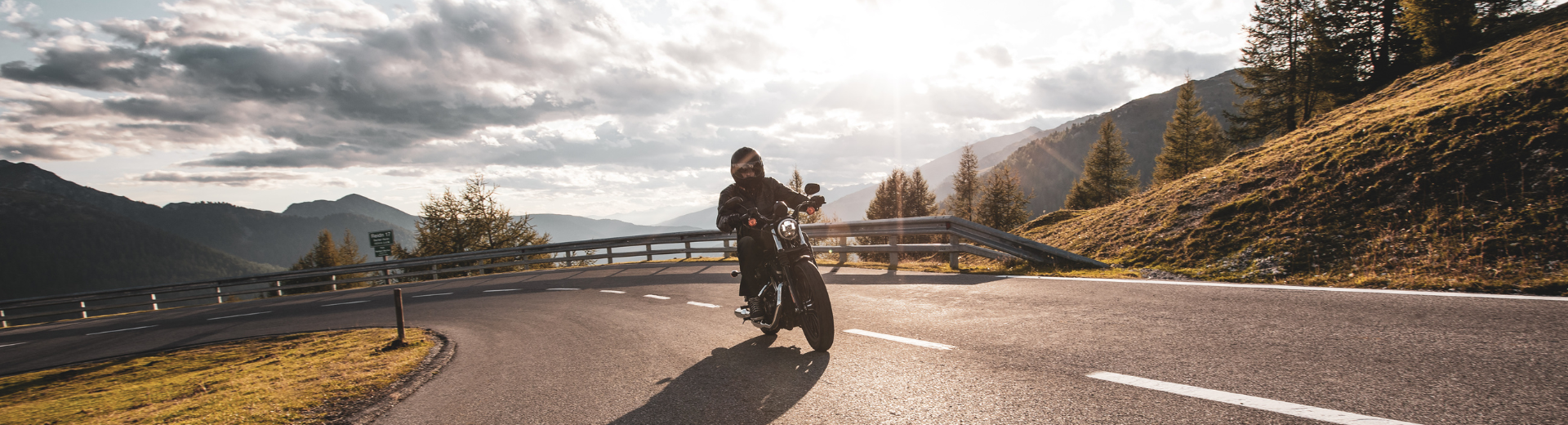 Motoristi ajamassa tunturimaisemissa