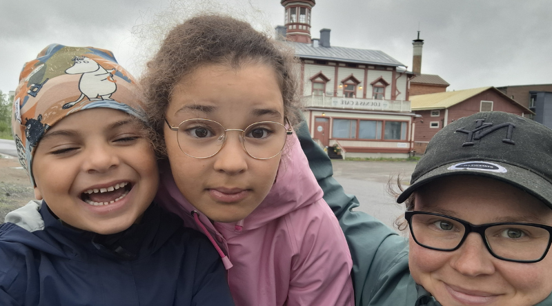 Hostellireissaajat hostellin edessä