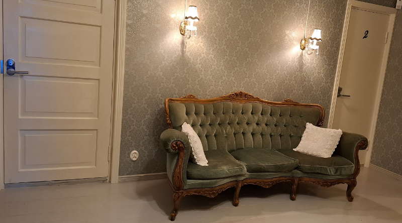 Hostellin yhteistä tilaa, sohva.