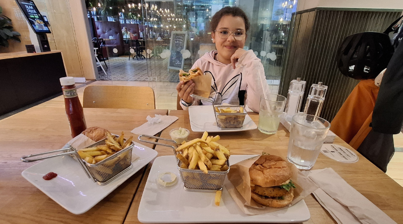 Lounaalla Friends & Brgs:ssa