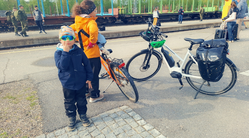 Lapset Kajaanin rautatieasemalla