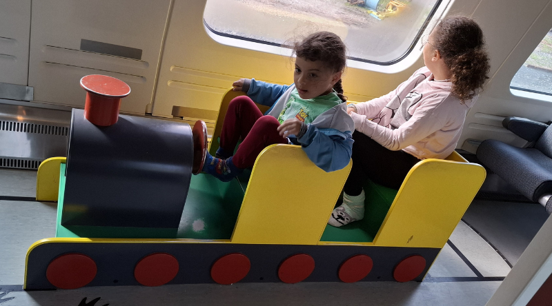 Lapset junan leikkijunassa