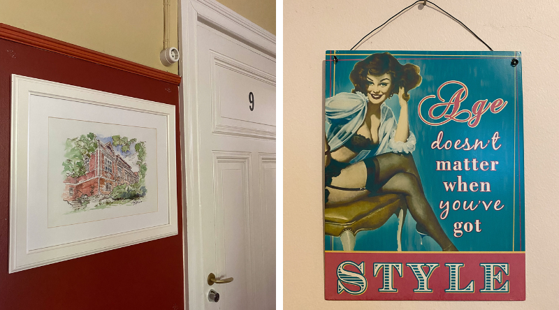 Hostellin seinällä oleva maalaus ja kyltti huoneessa.