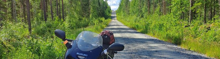 Moottoripyörä tiellä